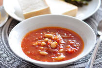 だんだんと寒くなってくると、朝食に温かいスープが欲しくなります。そんなときにぴったりのスープをご紹介しましょう。たんぱく質と野菜が同時にとれ、パンを添えればバランスの良い朝食になります。