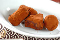 寒い季節になると食べたくなるチョコレートや甘いもの。でも健康面が気になって…という人も多いのではないでしょうか。そんな人におすすめなのが、野菜を使ったベジスイーツです。今回は秋の味覚サツマイモを使ったスイートチョコポテトをご紹介します。