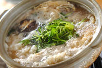 冬が旬の大根、まるまる1本買ってもとってもお手頃ですよね。そんな大根を思いっきり楽しめるレシピをご紹介しましょう。今回ご紹介するのは、大根おろしをたっぷり入れた「みぞれ鍋」。お鍋の煮汁を含んだ大根おろしが絶品で、ほっこりする味わいです。大根おろしを別で用意しておけば、お好みで後のせもできておすすめですよ。