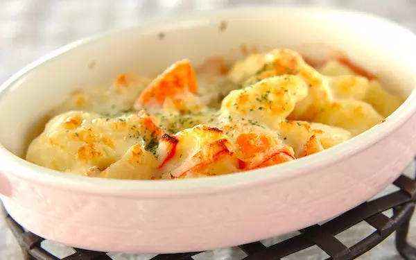 アツアツで心身ともに温まる、クリームシチューでポテトグラタン