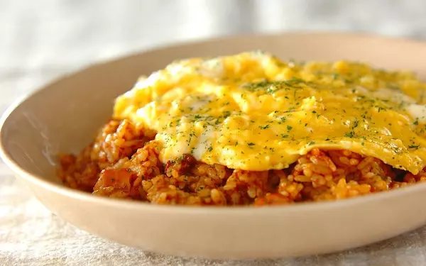 レトルトのミートソースで作る！　濃厚な味わいのオムライス