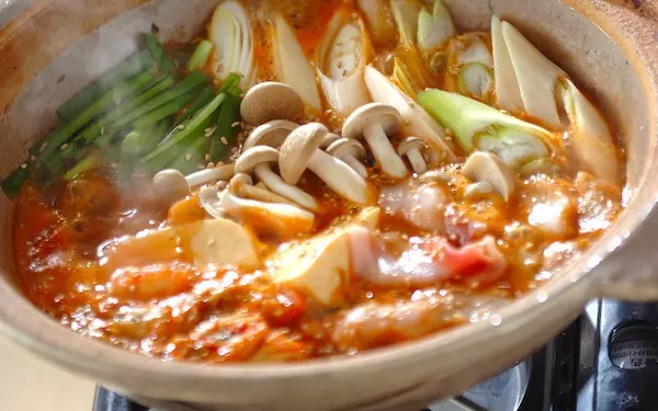 具沢山で濃厚な味がたまらない！　豆腐と豚肉のキムチ鍋