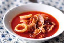 私の中で、冬に食べたいスープNO.１はブイヤベース。お店でいただくブイヤベースには、えびやほたて、たらやいか、ムール貝など様々な具材が入っていて、とても豪華。でも、家庭でつくるのにこんなに具材をそろえるのは大変です。<br />そこで、旨みさえしっかり出ればきっとおいしいブイヤベースができるはず！ と考えたのが、今回ご紹介するレシピです。