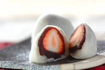 可愛くておいしい今が旬のイチゴ。高級ホテルのビュッフェやレストランでは、この時期に行われるイチゴフェアが毎年大人気！和菓子店やコンビニの店頭などに並ぶ「イチゴ大福」も、思わず買って帰りたくなりますよね。じつはこの「イチゴ大福」、自宅で簡単にできてしまうんです。