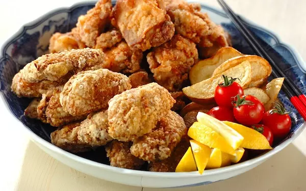 子どもから大人まで大好き! 鶏唐揚げとフライドポテト