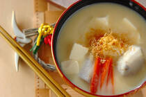 お正月の料理の一つ、お雑煮。住む地域や各家庭によって、色々なバリエーションがありますよね。今回は、関西風のお雑煮のレシピをご紹介します。お雑煮を食べて良い新年を迎えましょう！