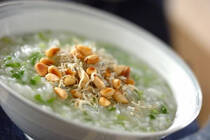 「春の七草」を使って作る七草がゆ。1月7日の朝に、無病息災を願って食べられています。今回は、そんな七草がゆのレシピをご紹介します。