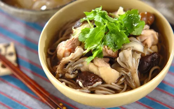 体がホカホカして美味しい！　優しい味のキノコそば