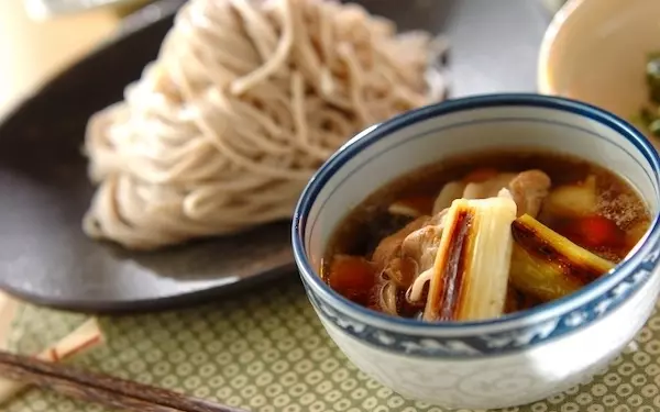 香ばしさが食欲をそそる、焼きネギと豚肉のつけそば