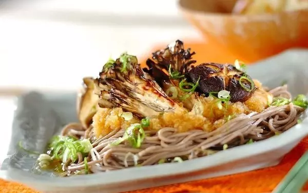 お好みのキノコを使って作れる！　あぶりキノコのさっぱりそば