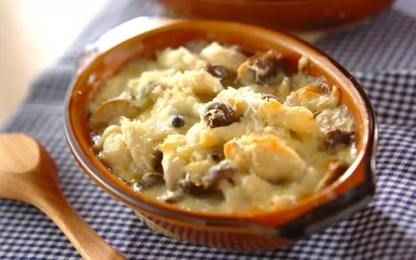 ホワイトソースなしでもクリーミー！　お餅のキノコグラタン風