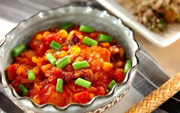 タコが柔らかくて食べやすい、揚げ餅のトマト煮