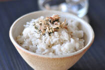 緑茶の茶葉には風邪予防に役立つカテキンという成分が含まれています。このカテキンは抗ウイルス作用や抗菌、殺菌作用が言われています。お茶として飲むのはもちろんですが、飲み終わったあとのお茶がらにもカテキンは半分ほど残っているそう。そこで、茶葉で作るふりかけをご紹介します。