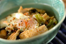 今が旬の小松菜。炒めたり、汁物の具として煮込んだり、おひたしなどとしても定番ですよね。栄養満点で、積極的に食べたい野菜です。今回は、そんな小松菜を使った卵とじをご紹介します。彩りとしても便利なので、こちらのレシピを参考にして、ぜひ日々の食卓を賑やかにしましょう！