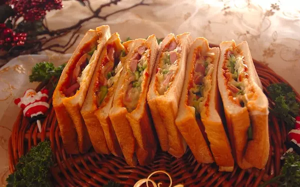 外はサクッ中はトロッとしていてたまらない、ピザ風ホットサンド