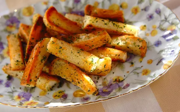 とっても簡単に作れる！　パン耳ガーリックラスク