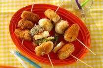 お店で食べるイメージが強い串カツ。今回はそんな串カツをおうちで楽しめるレシピをご紹介します。パクパク食べられるので、子どもから大人までお気に入りメニューになりそう！　ぜひ試してみてくださいね。