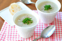 寒い日が続いていますが、こんなときは、とろみのあるメニューだと冷めにくいので、体を温めるのに役立ちます。<br />水溶き片栗粉やホワイトソースなどのとろみもよいですが、れんこんでもとろみをつけられるんですよ。簡単にできる「れんこんのとろとろスープ」スープをご紹介しましょう。