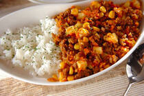 みんな大好きなカレー。今回はひき肉を使って作るドライカレーをご紹介します。思いついた時にサッと作れる簡単レシピなので、この機会にぜひレパートリーに加えてみてくださいね。