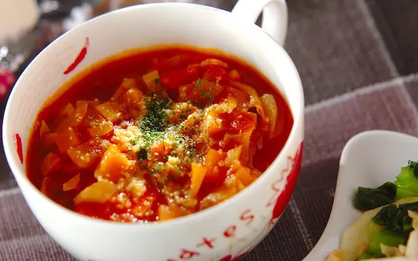 冷蔵庫に余った野菜で作れる、具だくさんのトマトスープ