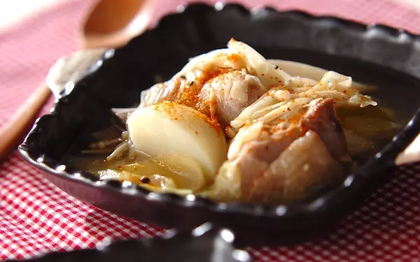 骨付きの鶏肉を使う、やさしい味わいの具だくさんチキンスープ