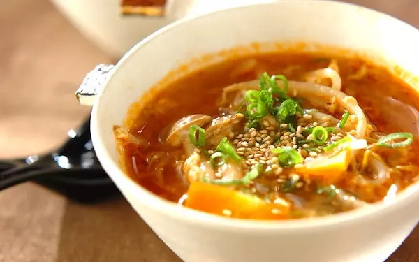 ご飯やラーメンを入れても美味しい！　冷凍コンニャクのユッケジャンスープ