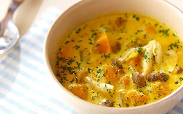 朝食にもオススメ！　スパイシーなミルクカレースープ