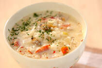 春はもう目の前なのに、三寒四温という言葉どおり寒かったり暖かかったり。寒い日には温かいスープでじんわり温まりたいですよね。冬のスープの大人気レシピ「クラムチャウダー」に挑戦してみましょう。