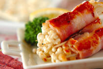 スーパーなどで、年間を通して手軽に購入できるエノキ。安価なので家計に優しい食材ですよね。今回はそんなエノキを使ったシャキシャキ食感が楽しいレシピをご紹介していきます。