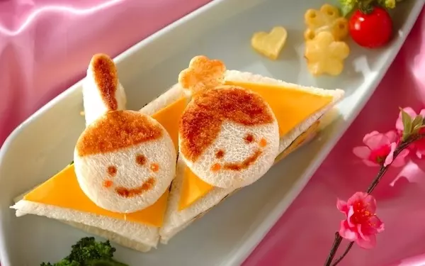 食パンに顔を描くだけ、簡単にできるひな祭りサンドイッチ