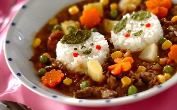 盛りつけを変えるだけでオッケー！　手軽にひな祭りカレーライス