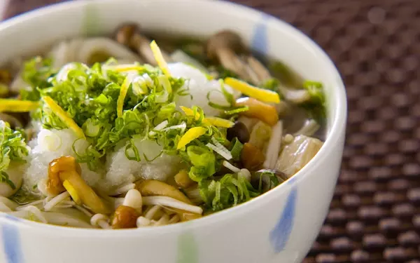 大根おろしとユズをかけていただく、キノコおろしうどん