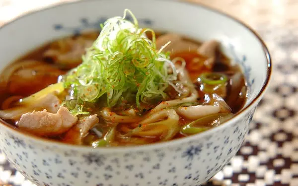 時間がないときでもパパッと作れる、簡単ポークネギうどん