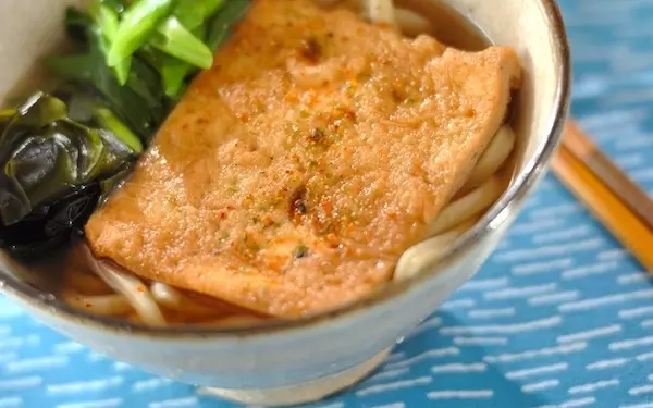 甘めのだしがしみた油揚げ美味しい、京風きつねうどん