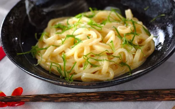 クリーミーでやみつきになりそう! 明太子カルボナーラうどん