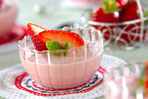 大人も子どもも大好きなイチゴ。この時期は、週末のレジャーとしてイチゴ狩りを予定しているご家庭も多いのではないでしょうか。イチゴがたくさん手に入ったら、親子でスイーツ作りに挑戦してみませんか。