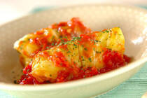 今が旬の春キャベツ。丸ごと1つ買ってはみたものの、どんな料理を作ったらよいのか迷ってしまいますよね。今回は、さっぱりとしたトマトソースで煮込んだ変わりロールキャベツをご紹介します。