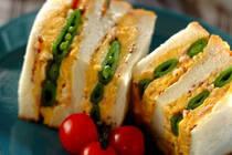 サンドイッチの定番といえば「卵サンド」。子どもたちも大好きですよね。意外と手間が具材の卵作りも、ゆで卵ではなくスクランブルエッグを使えば時短に。忙しい朝でも簡単に作れちゃいますよ。