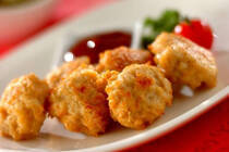 桜が見頃を迎え、お花見の季節がやってきました。家族や親しい友人たちと、満開の桜の下で食べるお弁当は格別ですよね。今回は、お花見のおかずにぴったりなフィンガーフード「自家製チキンナゲット」をご紹介します。