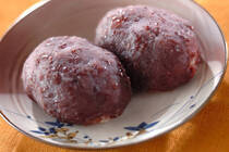 いつもはスーパーや和菓子屋さんで買ってくる「ぼたもち」。自宅で手作りしてみませんか。小豆を煮るところからはじめると作るのが大変なのですが、市販のあんを使えば手軽に作れちゃうんですよ。