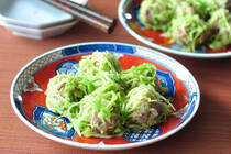 ここ数年、シュウマイを自宅で作るときは、<strong>キャベツの葉</strong>を皮にしています。キャベツの葉を千切りにし、シュウマイのタネにまぶしつけるのです。通常の皮で包むよりも楽チンで、色合いも黄緑で仕上がりがきれい。ヘルシーで野菜もたっぷり摂れる大満足のレシピです。