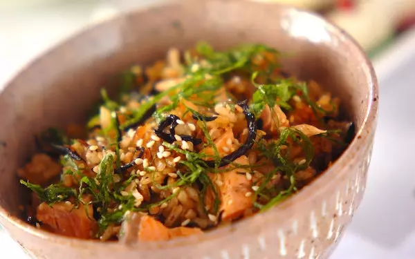 麺つゆでより上品な味わいに、ヒジキと鮭のヘルシーご飯