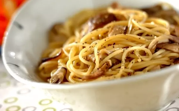 麺つゆを使って簡単にできる、キノコの和風パスタ
