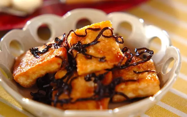 ご飯が進む！　おつまみにもなる豆腐の塩昆布炒め