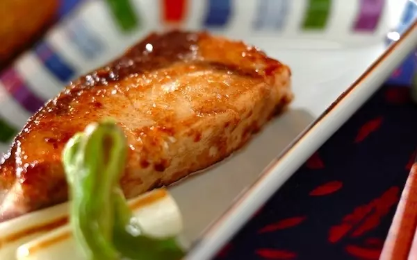 食欲をそそられる、ブリの麺つゆバターソテー