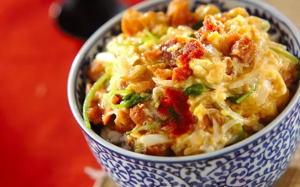 あっという間に完成する！　焼き鳥缶の卵とじ丼