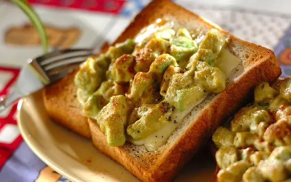 手軽に済ませたい朝にもピッタリ、アボカドチーズトースト