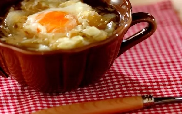 卵が丸ごと入っていてボリューミー、キャベツの巣ごもりスープ