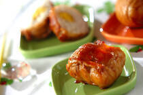 ぽかぽか陽気が気持ちのいい時季です。お弁当を持ってピクニックに出かけたくなりますね。お弁当といえば、おにぎりが定番ですが、いつも同じ具材になっていませんか？　今回はワンパターンになりがちな、おにぎりのアレンジレシピをご紹介します。