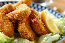 初カツオが本格的に出回る季節になりました。秋の戻りカツオに比べると、身がしまってさっぱりとした味わいの初カツオ。薬味をたっぷりのせて、刺身やたたきなどで食べることが多いですが、フライにしてもとてもおいしいんですよ。